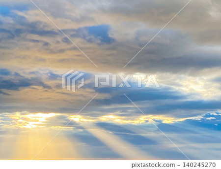 雅各天梯(從雲層縫隙中透出的一道光梯) 雅各天梯(從雲層縫隙中透出的一道光梯) 140245270