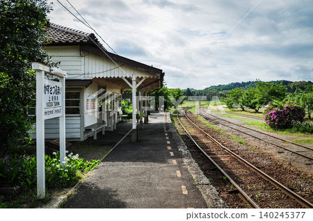 The wooden station building and platform of Kazusa-Tsurumai Station retain the atmosphere of the Showa era. The wooden station building and platform of Kazusa-Tsurumai Station retain the atmosphere of the Showa era. 140245377