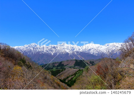 五月從白馬村眺望北阿爾卑斯山；信州的山脈；信州的景色。 140245679