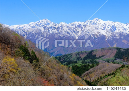 五月從白馬村眺望北阿爾卑斯山;信州的山脈;信州的景色。 五月從白馬村眺望北阿爾卑斯山;信州的山脈;信州的景色。 140245680
