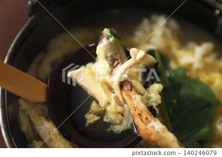 日式松茸粥，用湯匙舀著吃。 140246079