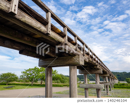 一座木橋(蓬萊橋)在藍天的襯托下格外醒目。 一座木橋(蓬萊橋)在藍天的襯托下格外醒目。 140246104