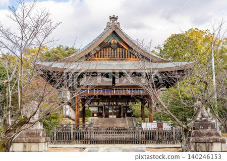 京都東山今面江神宮(今面江神宮),由後白河天皇在平安時代創建,設有祭祀殿(舞廳)。 京都東山今面江神宮(今面江神宮),由後白河天皇在平安時代創建,設有祭祀殿(舞廳)。 140246153