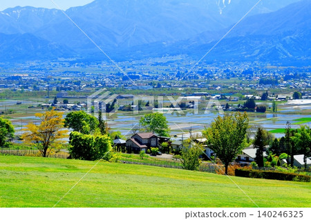 五月北阿爾卑斯山觀景藝術博物館:信州山脈,信州風景 五月北阿爾卑斯山觀景藝術博物館:信州山脈,信州風景 140246325