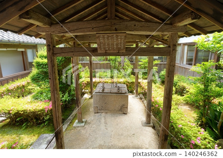 A cold spring well at Oikeji Temple in Koka City, Shiga Prefecture [June] 140246362