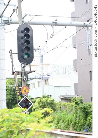 城市地區的平交道號號和鐵路軌道 140246545