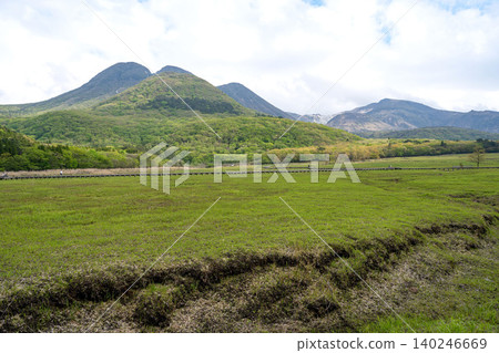 The lush green scenery of the Tadehara Marshland in Chojabaru and the Kuju mountain range, Oita Prefecture The lush green scenery of the Tadehara Marshland in Chojabaru and the Kuju mountain range, Oita Prefecture 140246669