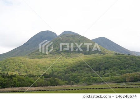 The lush green scenery of the Tadehara Marshland in Chojabaru and the Kuju mountain range, Oita Prefecture The lush green scenery of the Tadehara Marshland in Chojabaru and the Kuju mountain range, Oita Prefecture 140246674