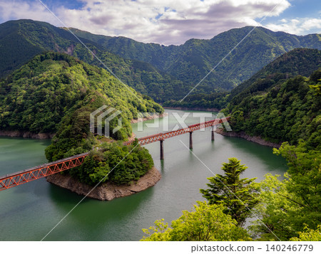 奧大井湖站：一個漂浮在藍色湖面上的僻靜車站。 140246779