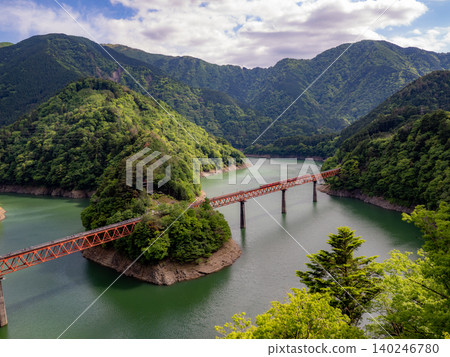 奧大井湖站：一個漂浮在藍色湖面上的僻靜車站。 140246780