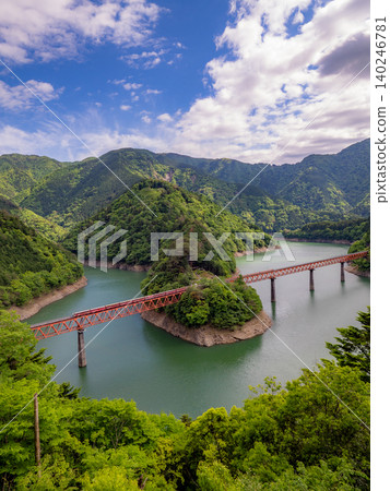 奧大井湖站:一個漂浮在藍色湖面上的僻靜車站。 奧大井湖站:一個漂浮在藍色湖面上的僻靜車站。 140246781