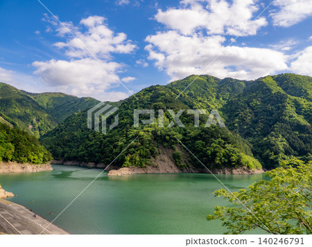 奧大井湖站:一個漂浮在藍色湖面上的僻靜車站。 奧大井湖站:一個漂浮在藍色湖面上的僻靜車站。 140246791