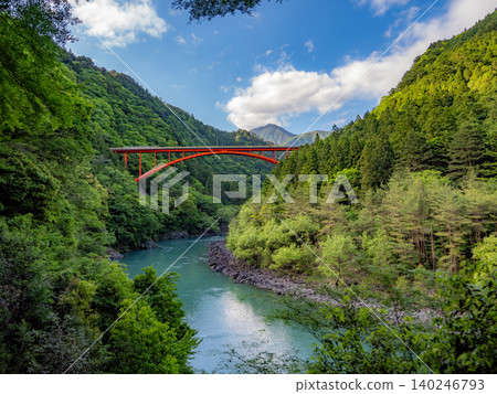 奧大井湖站：一個漂浮在藍色湖面上的僻靜車站。 140246793