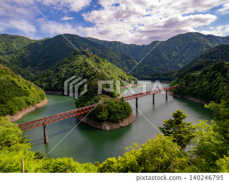奧大井湖站：一個漂浮在藍色湖面上的僻靜車站。 140246795