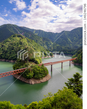 奧大井湖站：一個漂浮在藍色湖面上的僻靜車站。 140246796