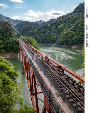 奧大井湖站：一個漂浮在藍色湖面上的僻靜車站。 140246800