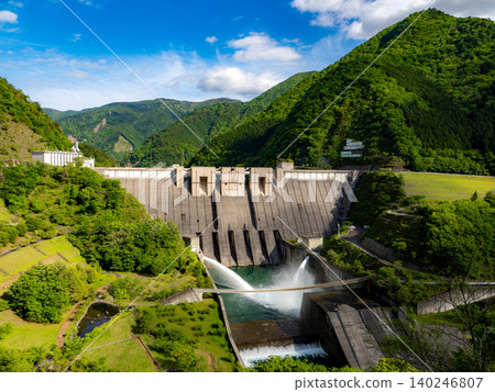 奧大井湖站:一個漂浮在藍色湖面上的僻靜車站。 奧大井湖站:一個漂浮在藍色湖面上的僻靜車站。 140246807
