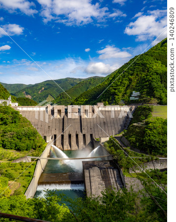 奧大井湖站:一個漂浮在藍色湖面上的僻靜車站。 奧大井湖站:一個漂浮在藍色湖面上的僻靜車站。 140246809