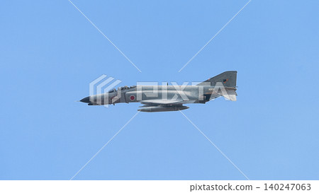 日本航空自衛隊F-4EJ改型「鬼怪II」戰鬥機在空中飛行 日本航空自衛隊F-4EJ改型「鬼怪II」戰鬥機在空中飛行 140247063
