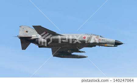 一架日本航空自衛隊的F-4EJ Kai「鬼怪II」戰鬥機正在低空飛行。 一架日本航空自衛隊的F-4EJ Kai「鬼怪II」戰鬥機正在低空飛行。 140247064