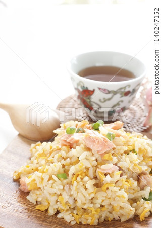 三文魚炒飯和中國茶 140247152