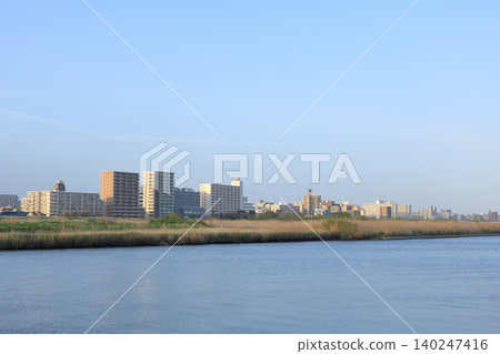 View of the Tama River from Rokugo Bridge in Kawasaki City, Kanagawa Prefecture. 140247416