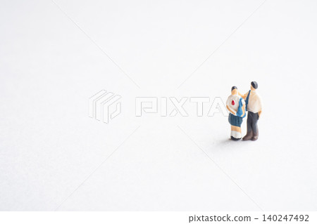 一對學生情侶,象徵青春、浪漫和對未來的夢想。 一對學生情侶,象徵青春、浪漫和對未來的夢想。 140247492