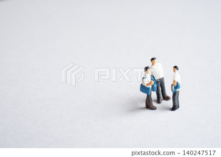 一群高中生正在討論 140247517