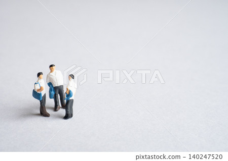 一群高中生正在討論 一群高中生正在討論 140247520