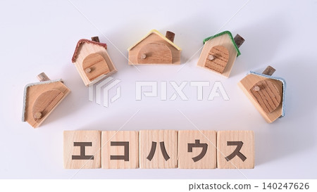 生態房屋文本和小房子 140247626
