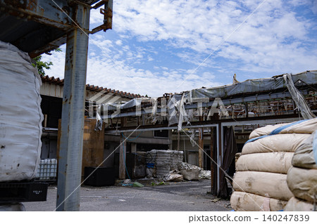 Closed-down store, closure, recession, bankruptcy, waste, abandonment, neglect, illegal dumping, ruins, garbage, storage area, warehouse, land Closed-down store, closure, recession, bankruptcy, waste, abandonment, neglect, illegal dumping, ruins, garbage, storage area, warehouse, land 140247839