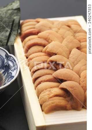 新鮮優質的食材:生海膽和海藻 新鮮優質的食材:生海膽和海藻 140247853