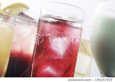 一盤各式雞尾酒和酸味酒 一盤各式雞尾酒和酸味酒 140247859