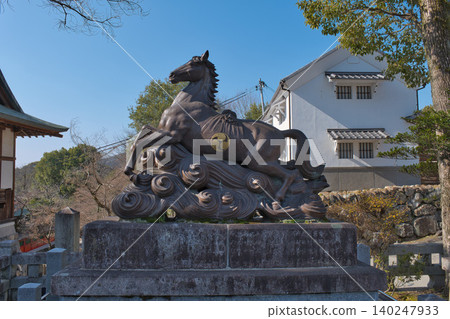 一匹駿馬在藍天上奔騰的雄偉雕像 140247933