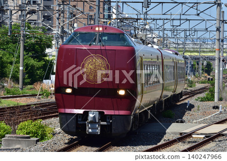 特急列車麻幌場(安年隊形)抵達新大阪站。 特急列車麻幌場(安年隊形)抵達新大阪站。 140247966
