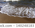 在海灘上的波浪圖案 140248183