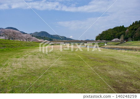 利用島根縣富田川河床建造的運動場。 利用島根縣富田川河床建造的運動場。 140248259