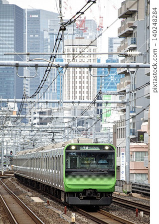E235系列列車正在山手線禦徒町站附近行駛。 E235系列列車正在山手線禦徒町站附近行駛。 140248284