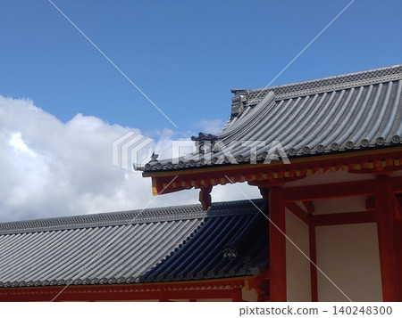 日式瓦片屋頂在藍天的襯托下格外醒目。 日式瓦片屋頂在藍天的襯托下格外醒目。 140248300