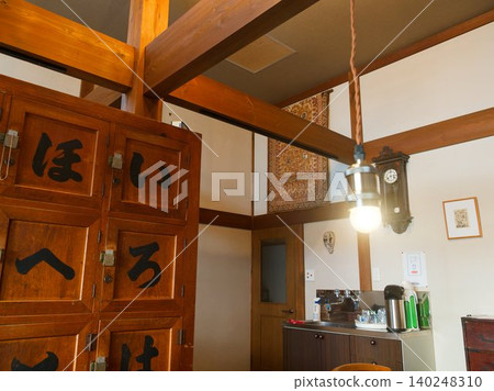 日式風格的室內裝潢，配有木樑和古董鐘。 140248310