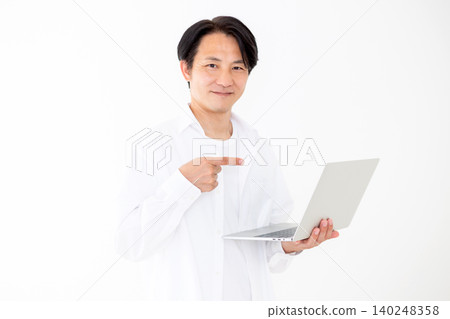 一位身穿白襯衫的中年男子手持筆記型電腦,背景為白色。 一位身穿白襯衫的中年男子手持筆記型電腦,背景為白色。 140248358
