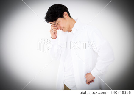 白色背景下，一位情緒低落的中年男子的肖像 140248396