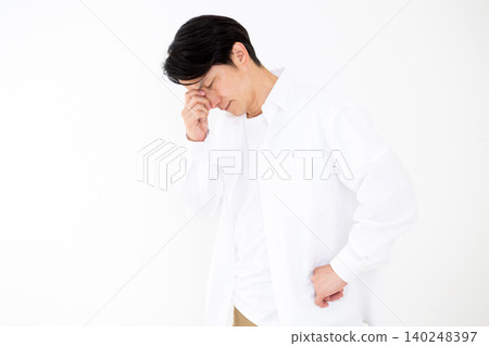 白色背景下，一位情緒低落的中年男子的肖像 140248397