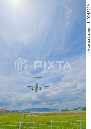 The thrilling takeoffs and landings of airplanes The thrilling takeoffs and landings of airplanes 140248569