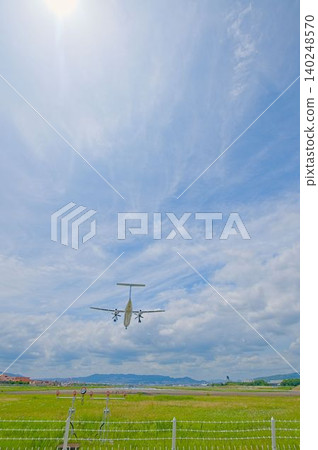 The thrilling takeoffs and landings of airplanes The thrilling takeoffs and landings of airplanes 140248570