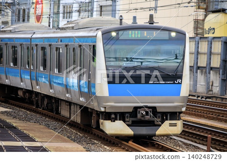 E233系列列車正在京濱東北線禦徒町站附近運行。 E233系列列車正在京濱東北線禦徒町站附近運行。 140248729
