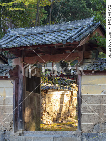 神社的古老大門和土牆 140248772