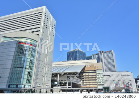 在大阪站前的城市景觀 在大阪站前的城市景觀 140248800