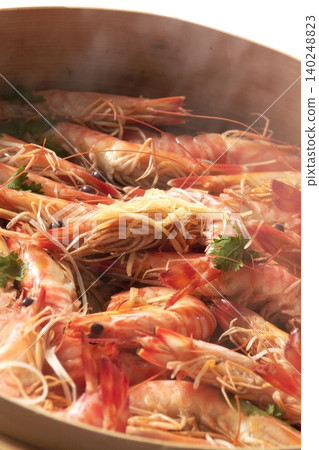 Steamed shrimp in a bamboo steamer Steamed shrimp in a bamboo steamer 140248823