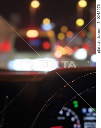 夜間駕駛和城市燈光 140248976